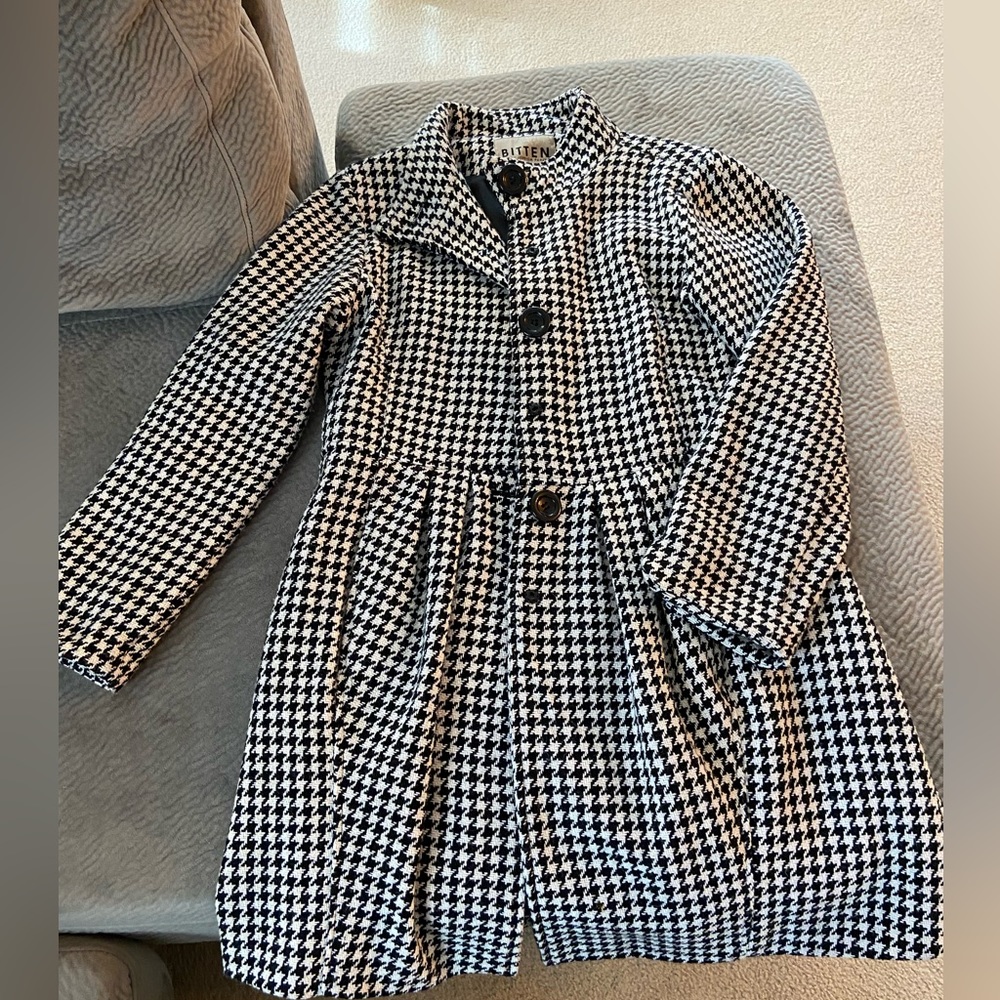 Peplum houndstooth jacket with oversized buttons, very gently worn